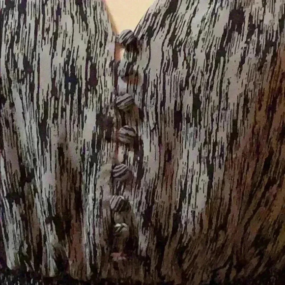 Beautiful blouse! - Picture 6 of 8